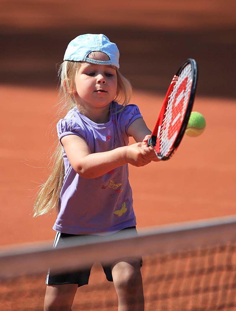 Saisoneröffnung beim Lembecker Tennisverein: Lilly ist hoch konzentriert