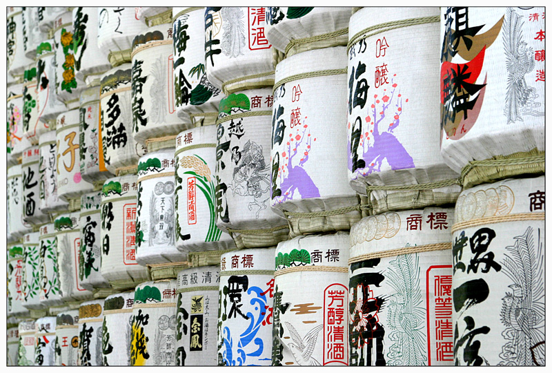 sake fässer beim meiji shinto shrine - tokyo