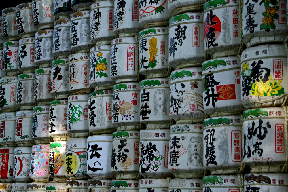 Sake Fässer im Meiji-Tempel in Tokyo Harajuku