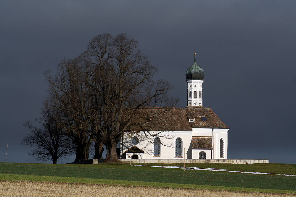 sakrales Spotlight im Hochnebel