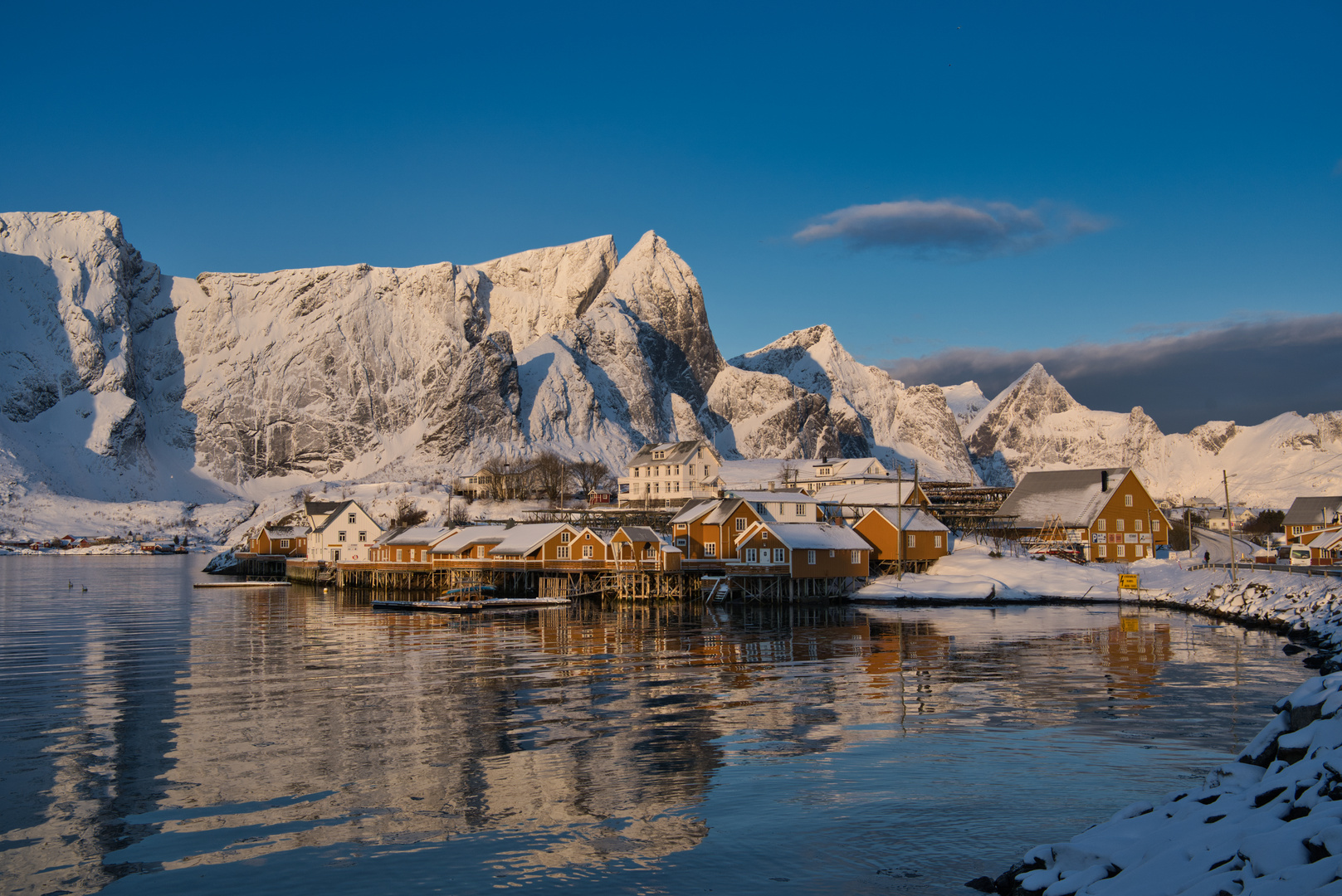 Sakrisøy in der Morgensonne