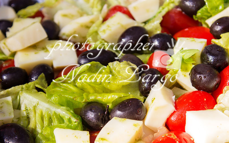 Salade avec de olives et tomates cerises.