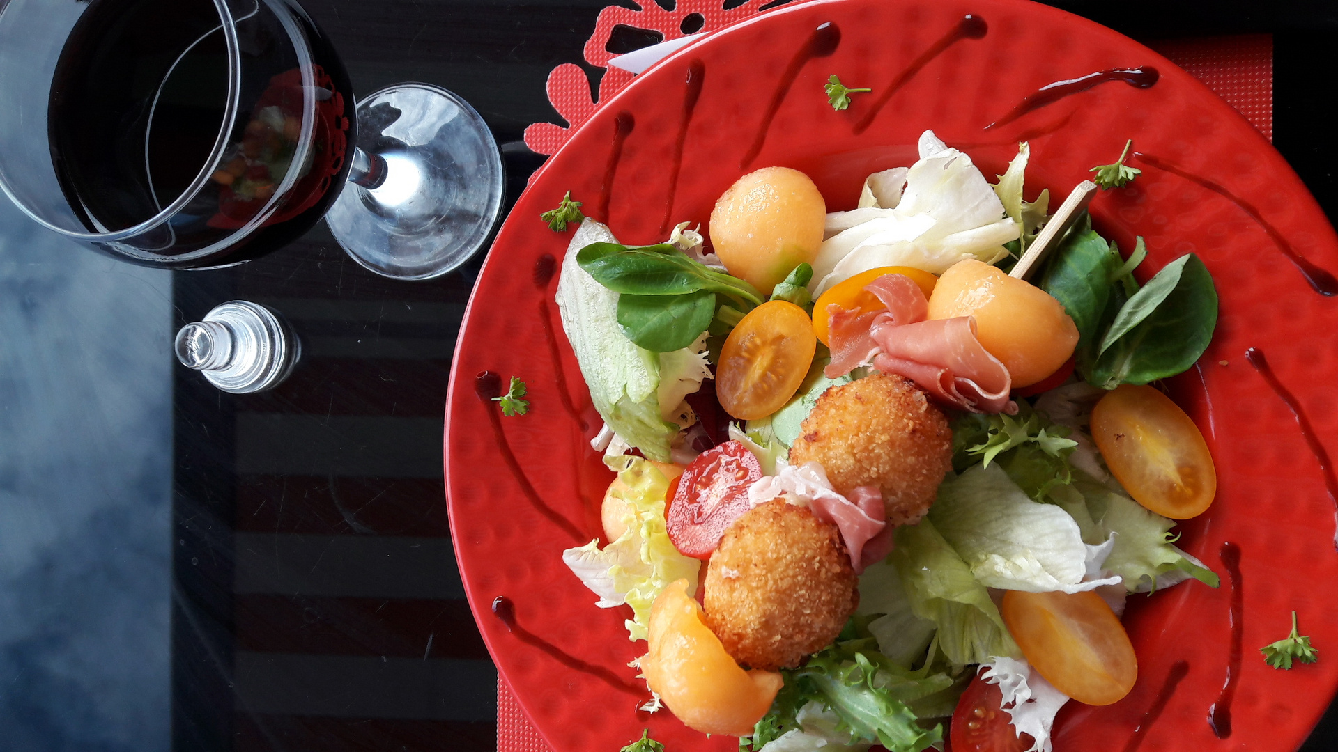 Salade melée avec ses crostinis fromage et écrevisses 