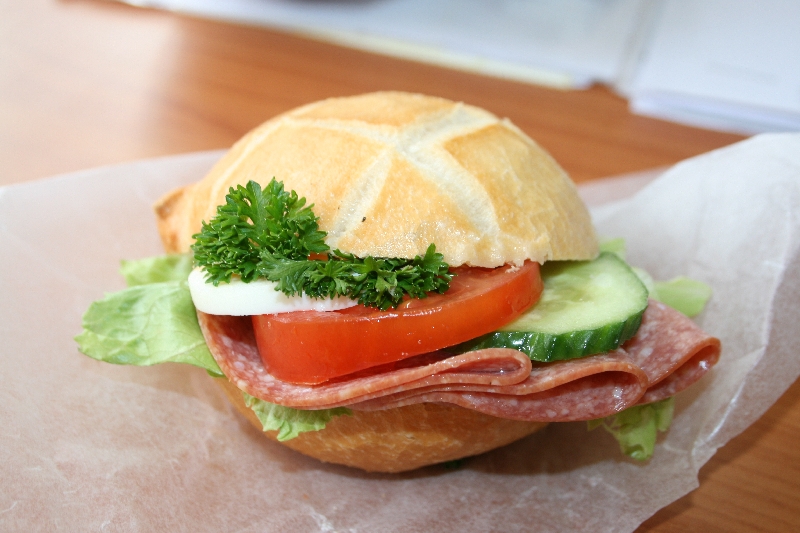 Salami Brötchen im Büro ;) Foto &amp; Bild | stillleben, essen &amp; trinken ...