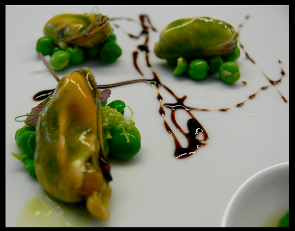 Salat von jungen Erbesen und seiner Kresse mit Muscheln