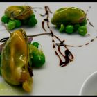 Salat von jungen Erbesen und seiner Kresse mit Muscheln