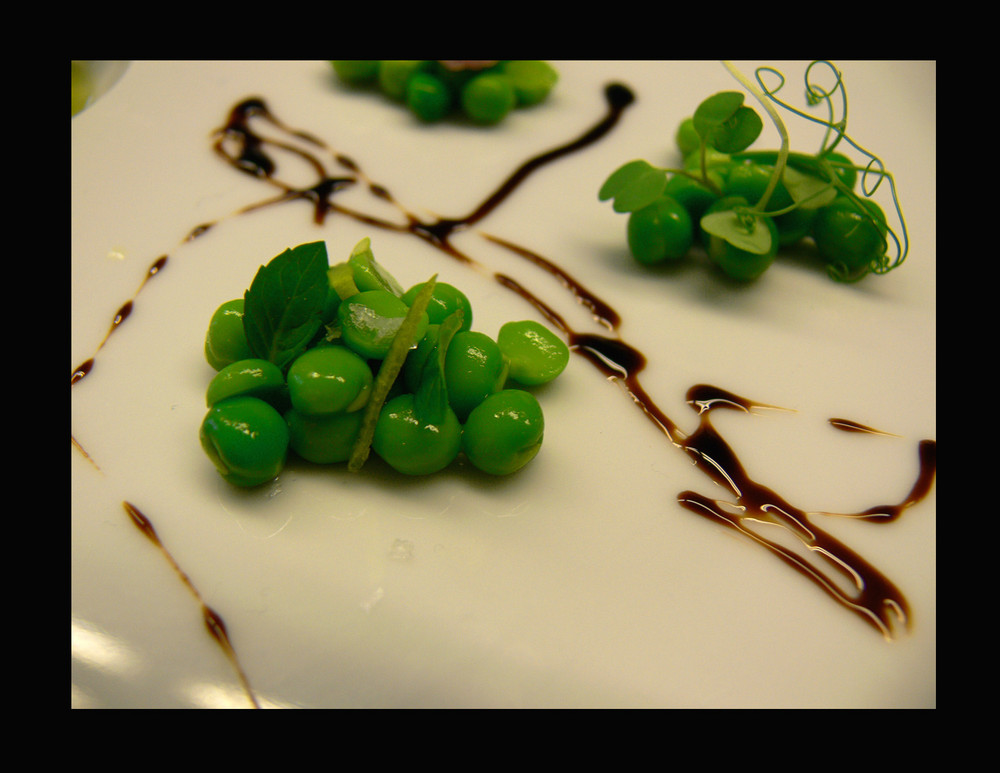 Salat von jungen Erbsen und seiner Kresse