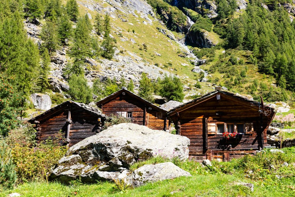 Salay: Weiler in alpiner Landschaft 