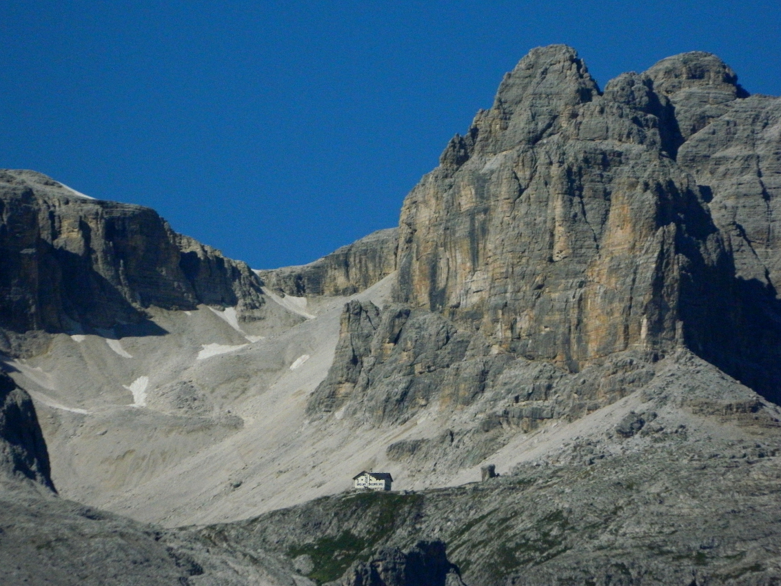 Salendo al rifugio Pisciadù