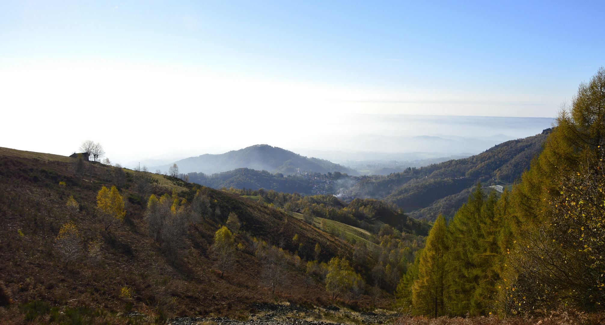 Salendo verso il monte Cucco