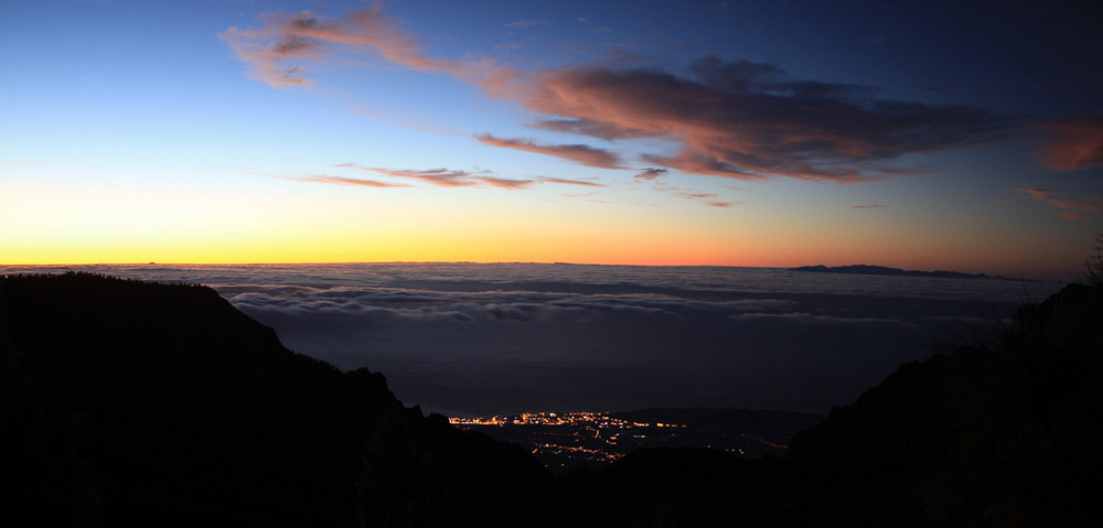 salida del sol sobre las nubes