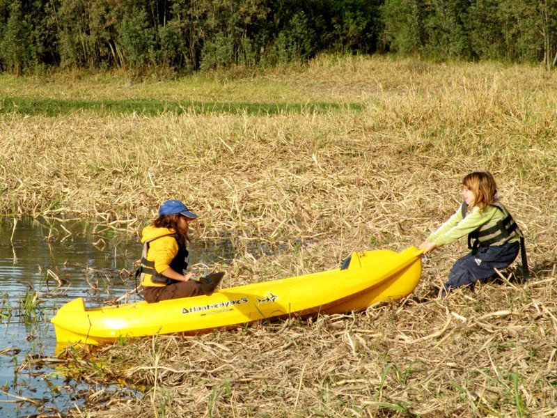 Saliendo con su kajak de la laguna