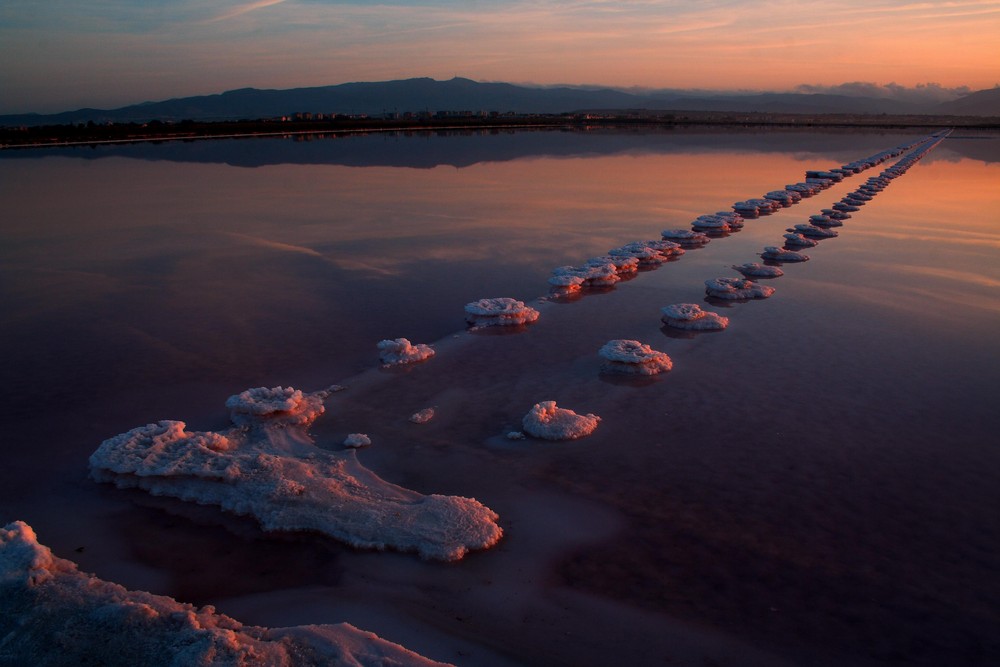 Saline all'alba con il binario di sale