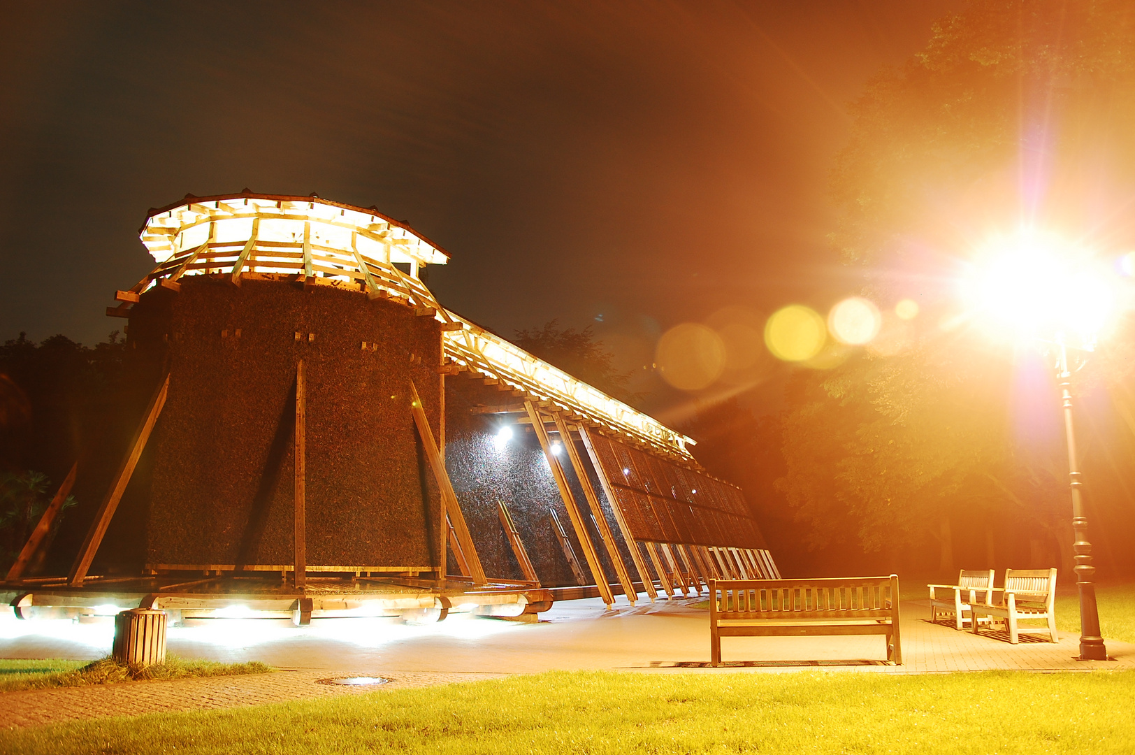 Saline bei Nacht