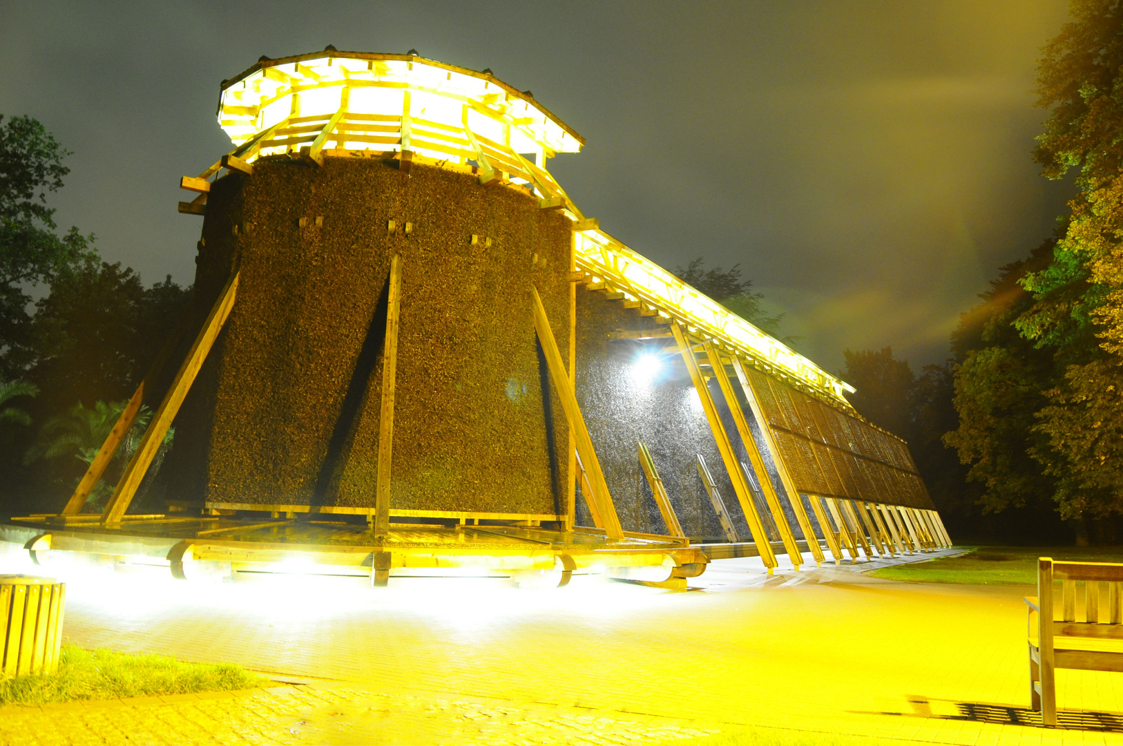 Saline bei Nacht