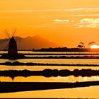 saline di trapani ala tramonto con le egadi sullo sfondo