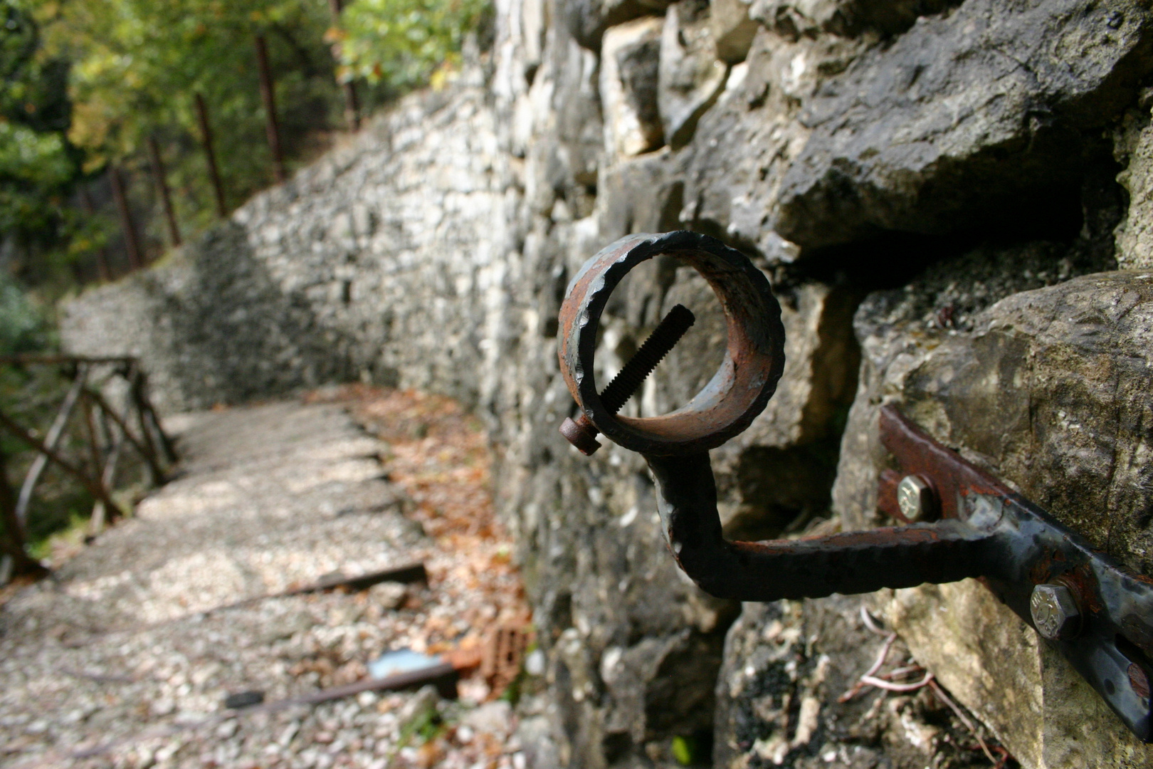 Salire su per la via senza il corrimano...