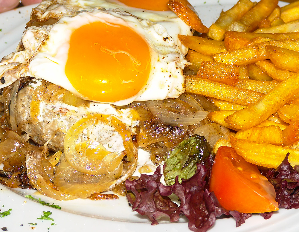 Salisburysteak mit Ei und Zwiebeln