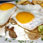 Salisburysteak mit Ei und Zwiebeln