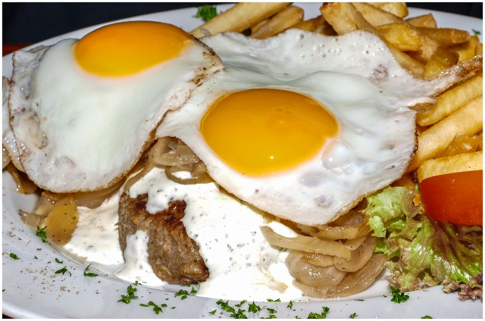 Salisburysteak mit Ei und Zwiebeln