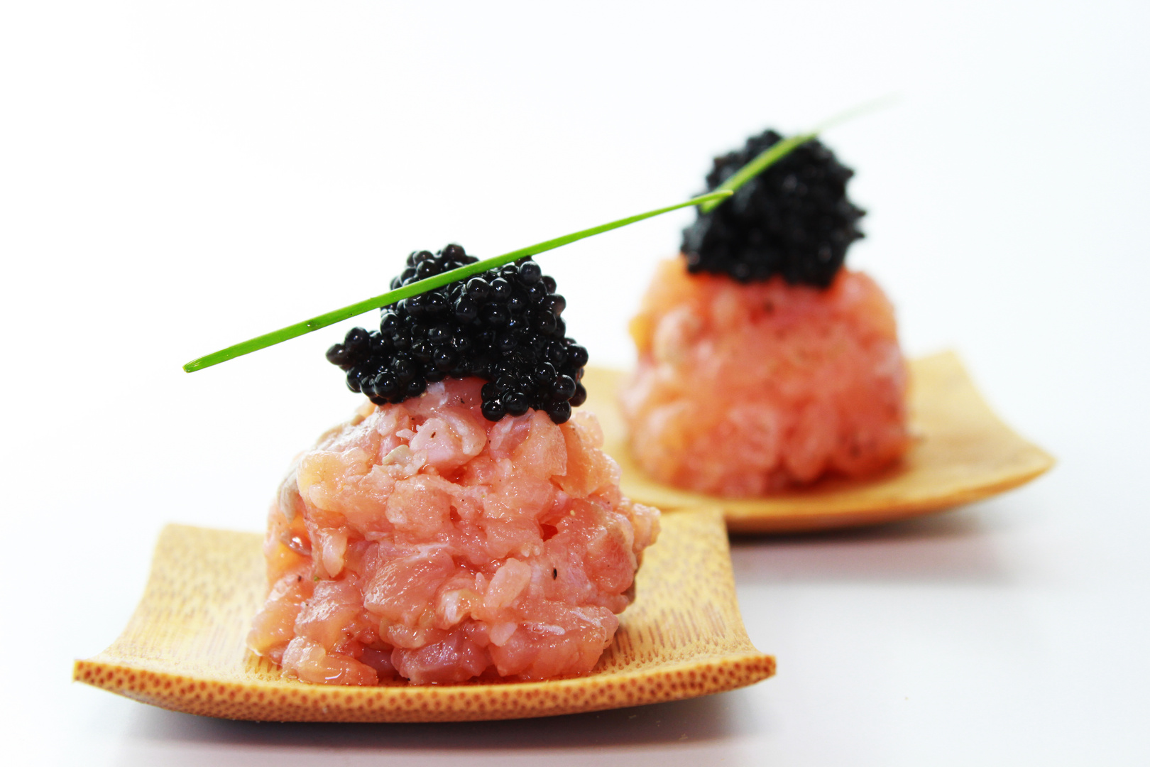 Salmone marinato con uova di lompo Foto % Immagini| arte ...