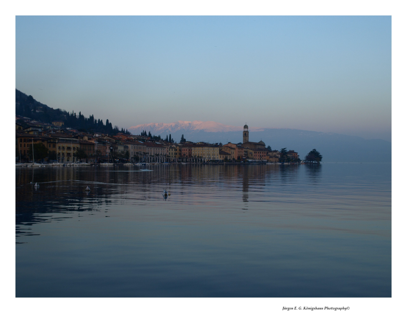 Saló am Gardasee beim Sonnenuntergang im März