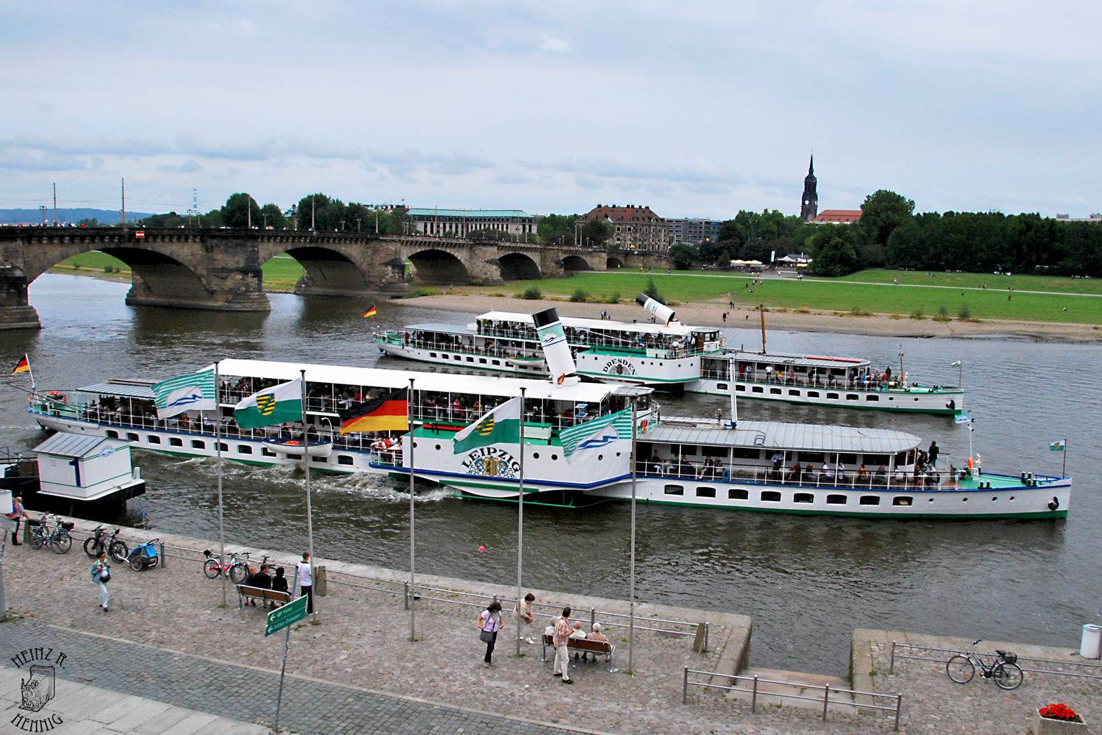 Salondampfer Dresden mit seinen Schwesterschiff