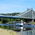 Salondampfer Dresden unter Dresdens Drei - Farben - Brücke.