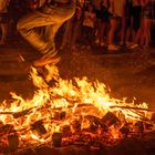 Saltando hogueras en la noche más corta del año: la Noche de San Juan.