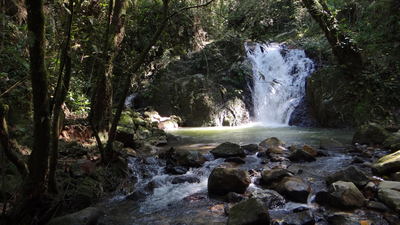 Salto de agua - piedras azules