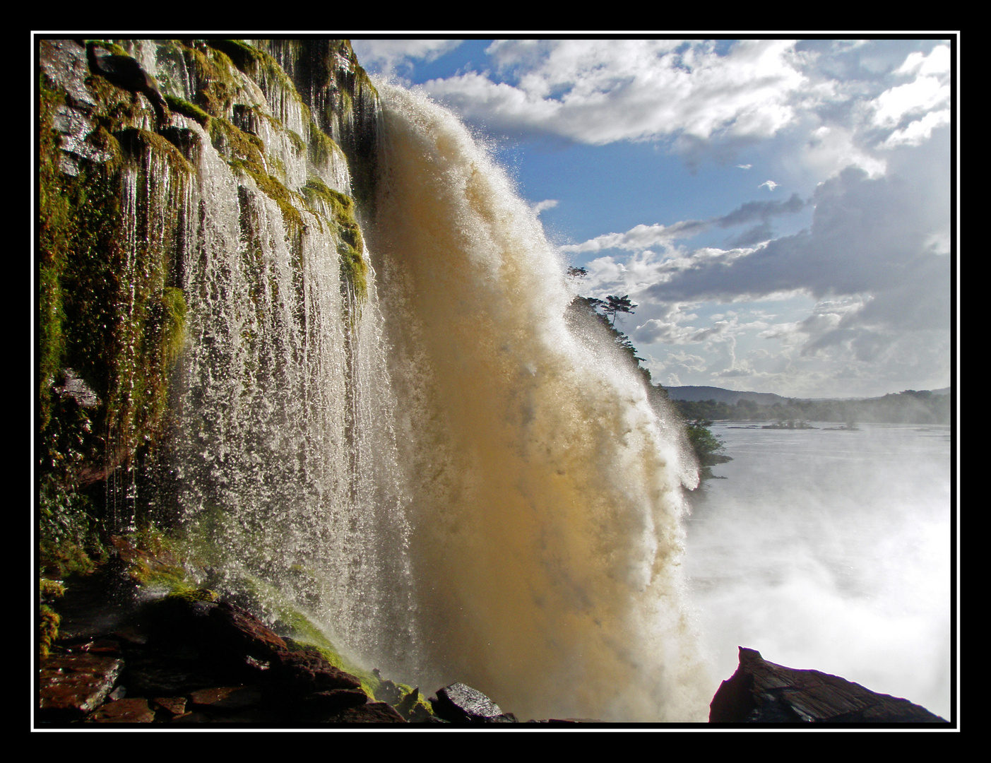 Salto el Hacha y Laguna Canaima