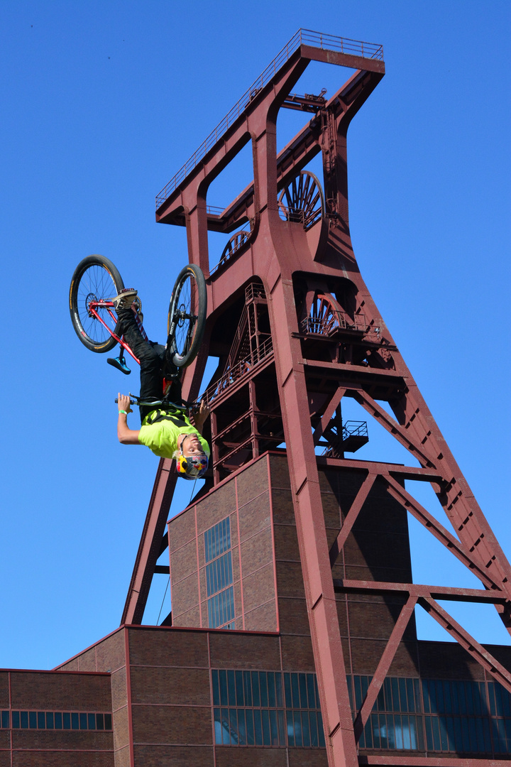 Salto vor dem Förderturm