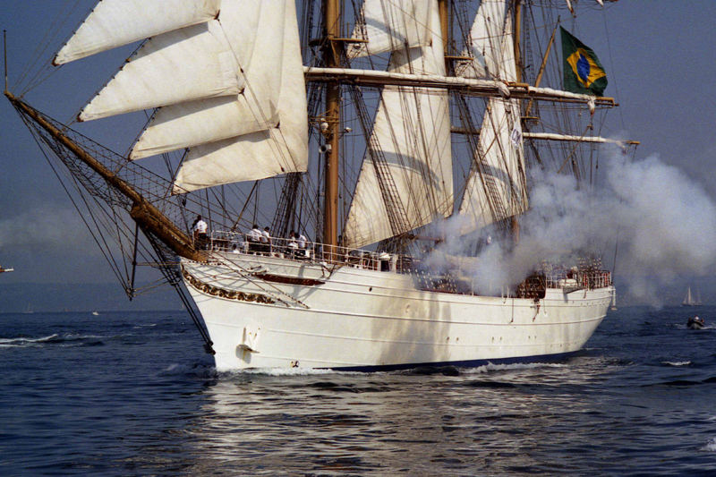 Salut en canonnade du Cisne Branco - Parade Tall Ships Race Cherbourg 2005