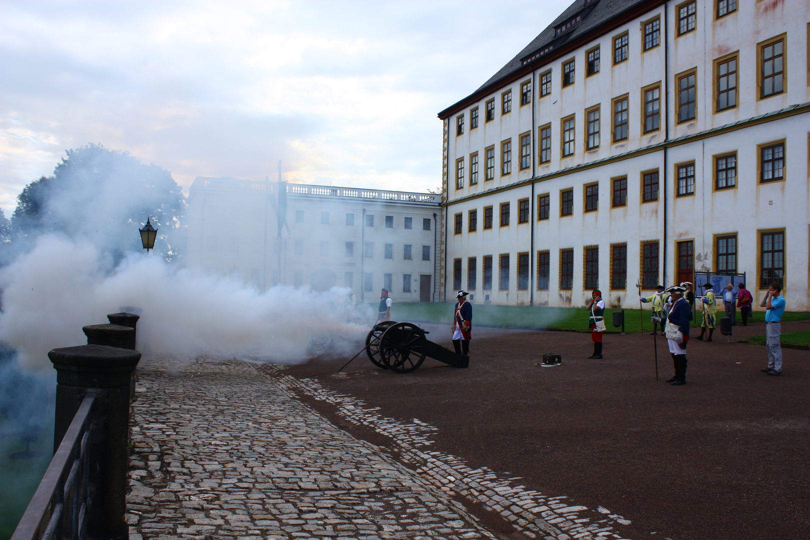 Salutschießen vor dem Schloss Friedenstein...