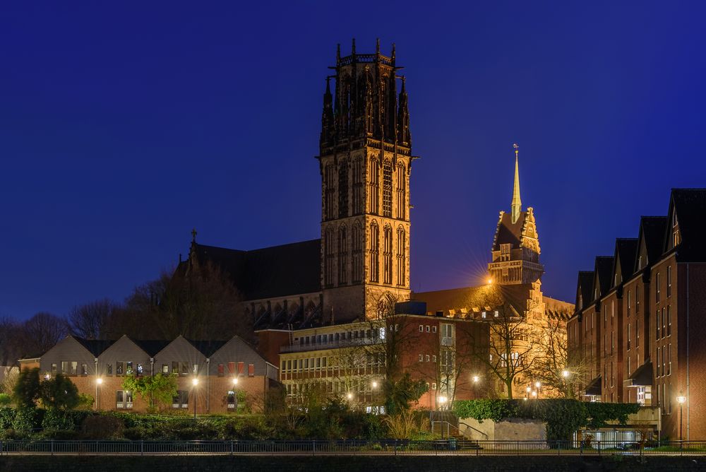 Salvatorkirche und Rathaus in Duisburg