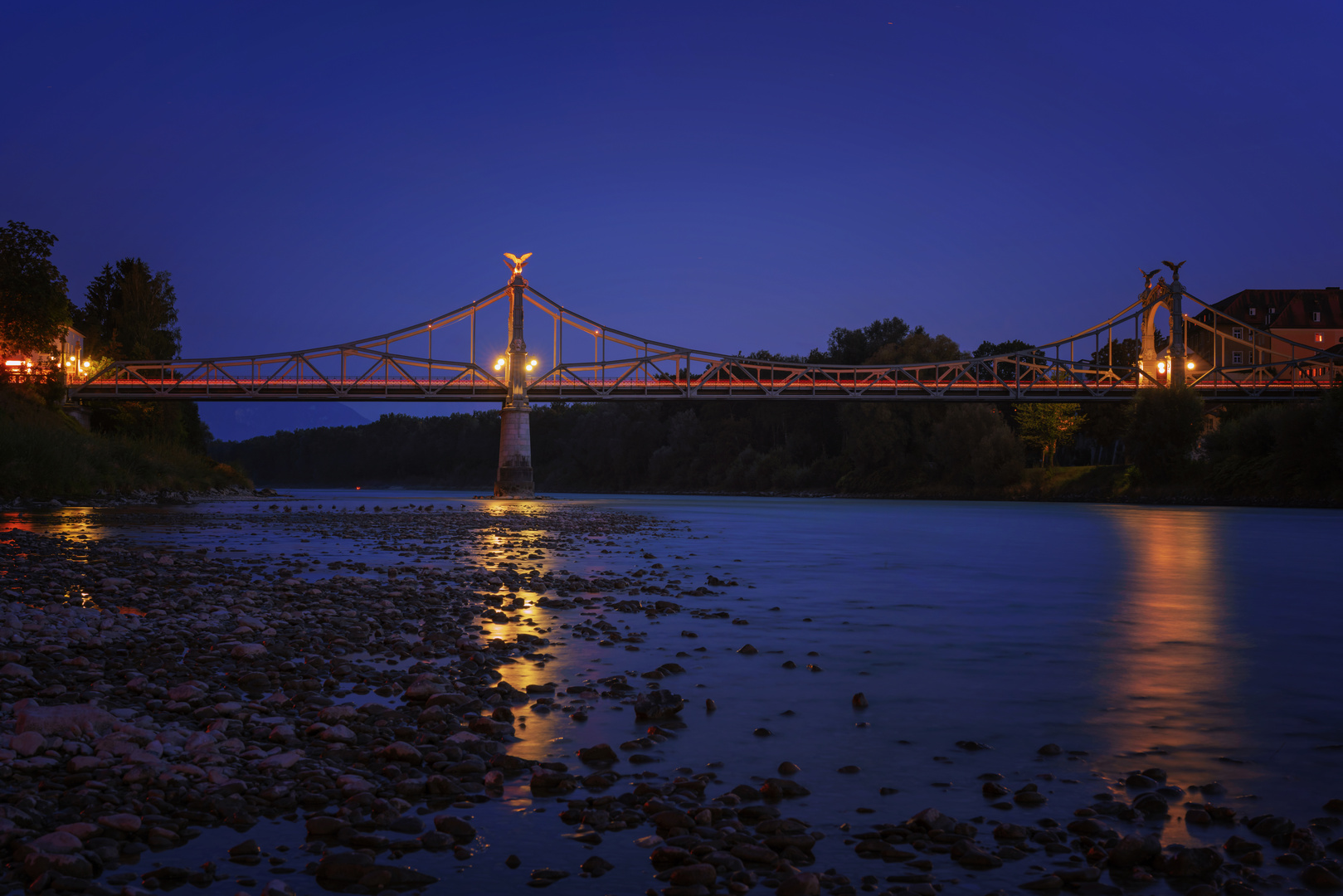 Salzachbrücke in Oberndorf bei Salzburg bei Nacht