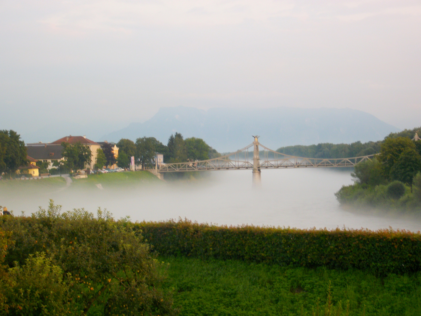 Salzachbrücke in Oberndorf, im Nebel