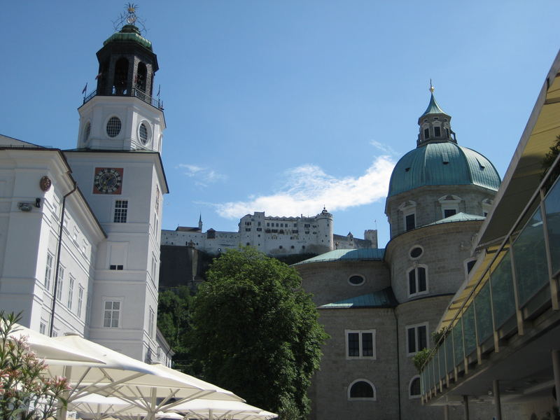 Salzburg auf dem Mozartplatz: Landesregierung - Festung - Dom