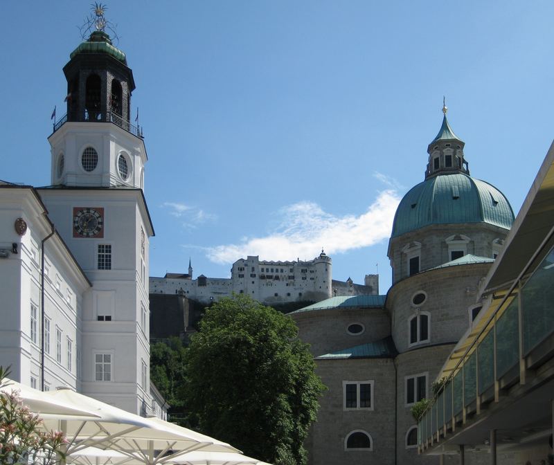 Salzburg auf dem Mozartplatz: Landesregierung - Festung - Dom