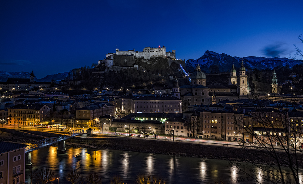 Salzburg bei Nacht - Blick vom Kapuzienerberg