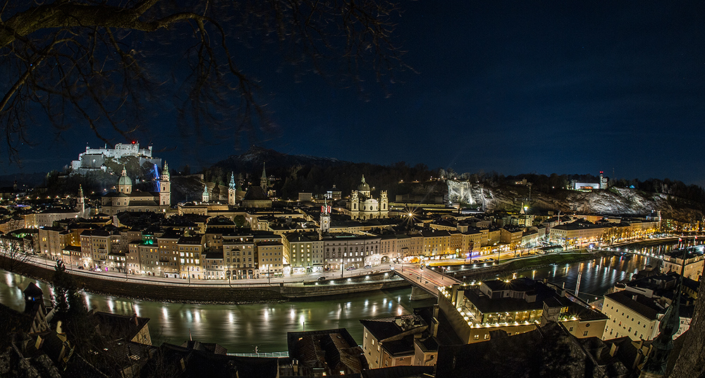 Salzburg bei Nacht - Blick vom Kapuzienerberg