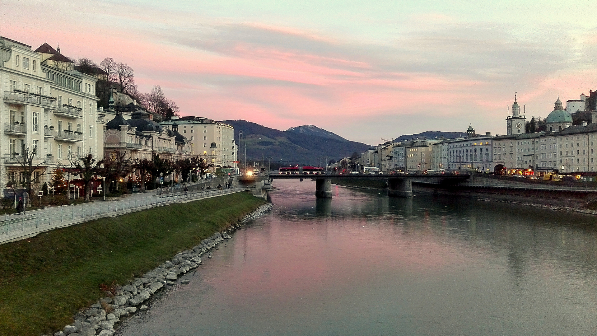 Salzburg, Blick auf Salzach vom Makartsteg Richtung Staatsbrücke.