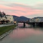 Salzburg, Blick auf Salzach vom Makartsteg Richtung Staatsbrücke.