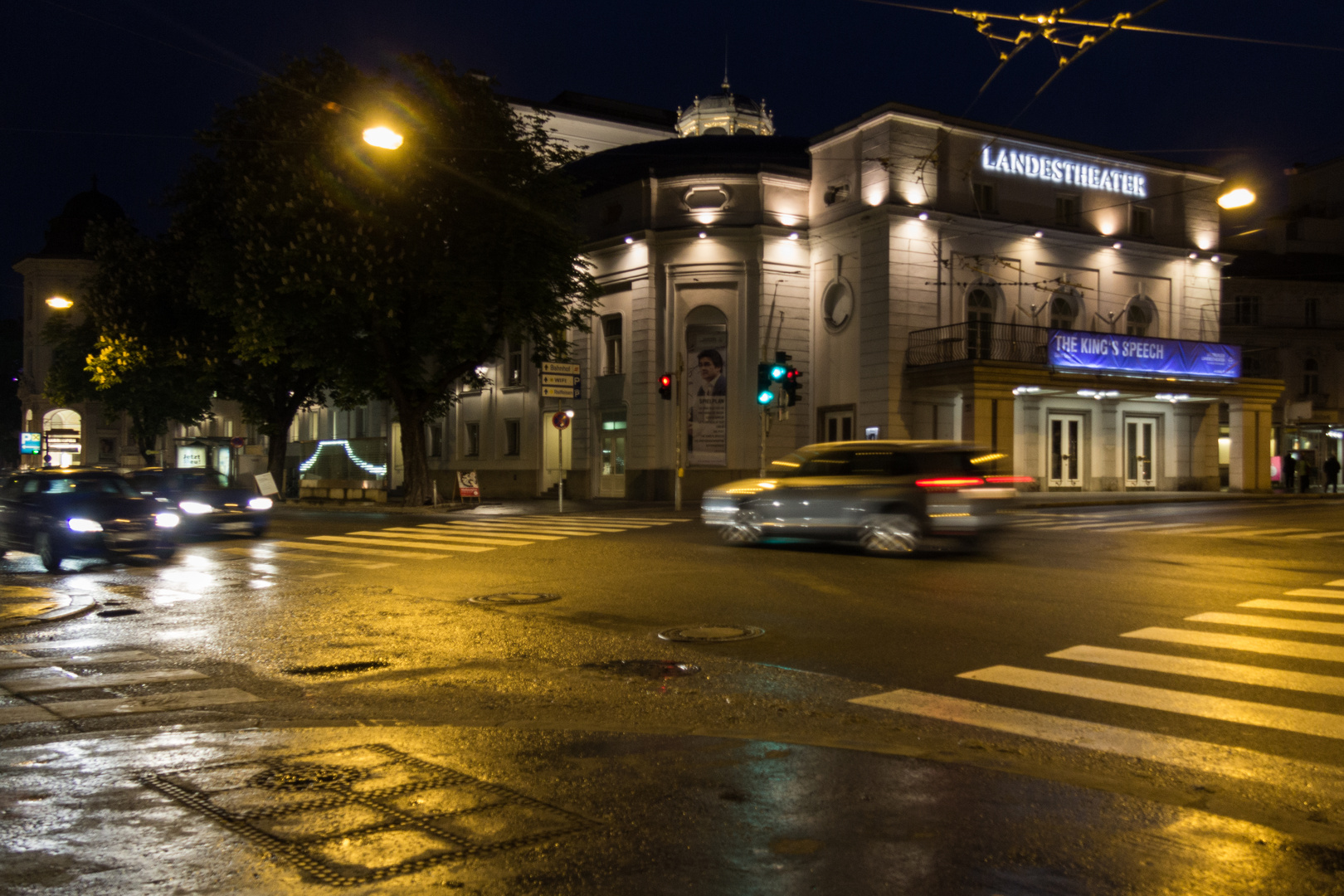 Salzburg Landestheater bei Nacht