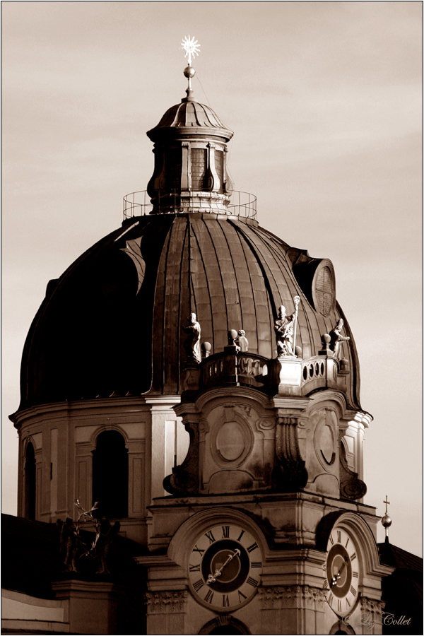 Salzburger Kollegienkirche im Abendlicht