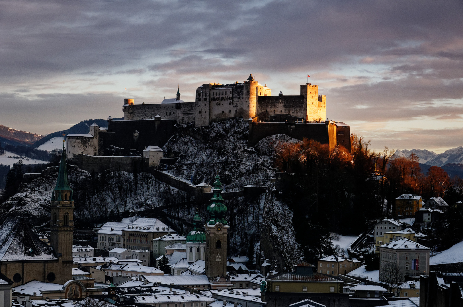 Salzburg's Festung im Licht der letzten Sonnenstrahlen