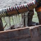 Salzfischer auf dem Lac rose hievt das mühsam gewonnene Salz ins Boot. (Senegal)