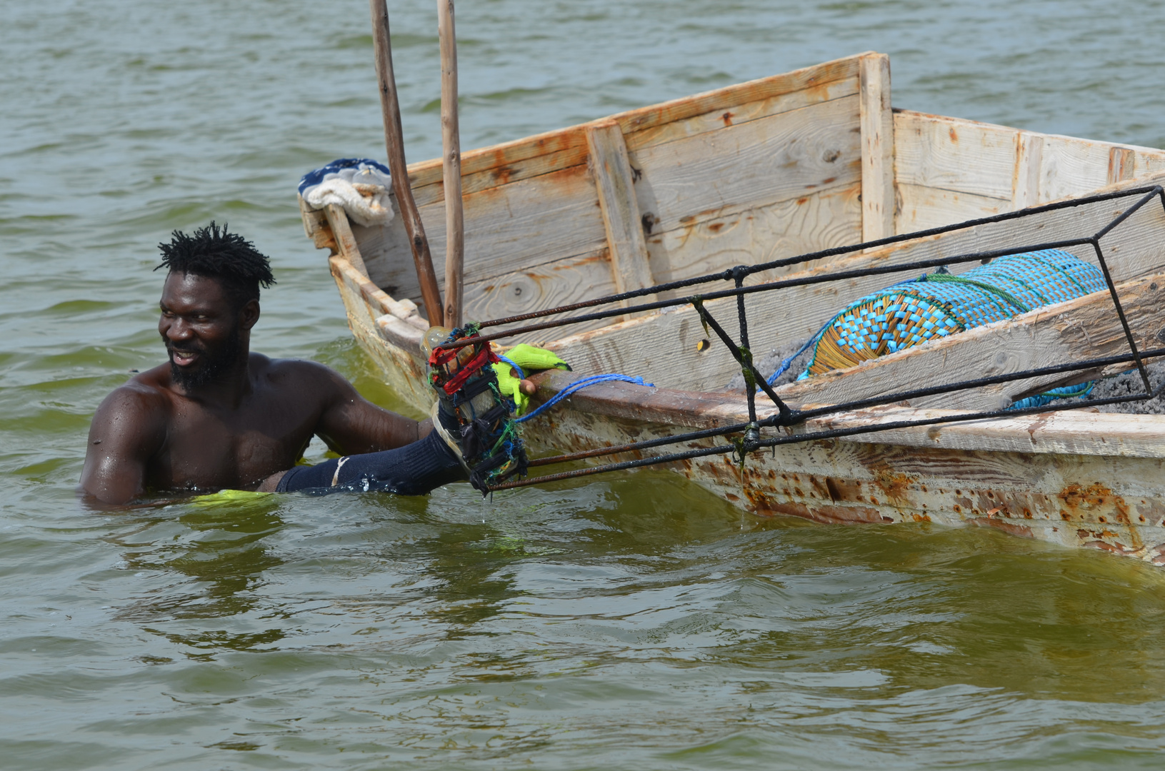 Salzfischer auf dem Lac rose mit den Stelzen auf denen er im Wasser steht. (Senegal)