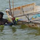 Salzfischer auf dem Lac rose mit den Stelzen auf denen er im Wasser steht. (Senegal)