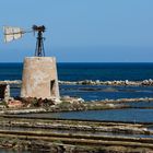 Salzgärten und das Wrack einer Windmühle